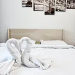 Inoria - Comfy With Private Parking *
