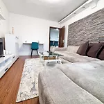 Inoria - Comfy With Private Parking Apartment *