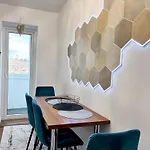 Apartament Inoria - Comfy With Private Parking