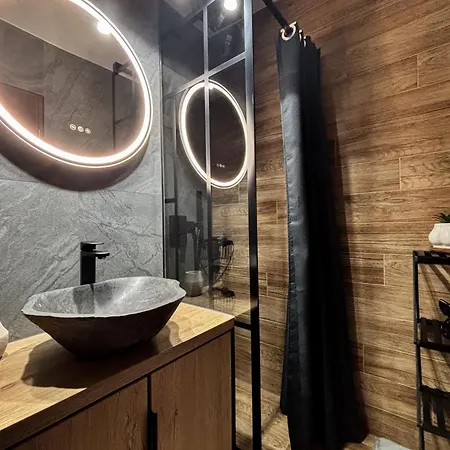 Inoria - Comfy With Private Parking 克卢日-纳波卡